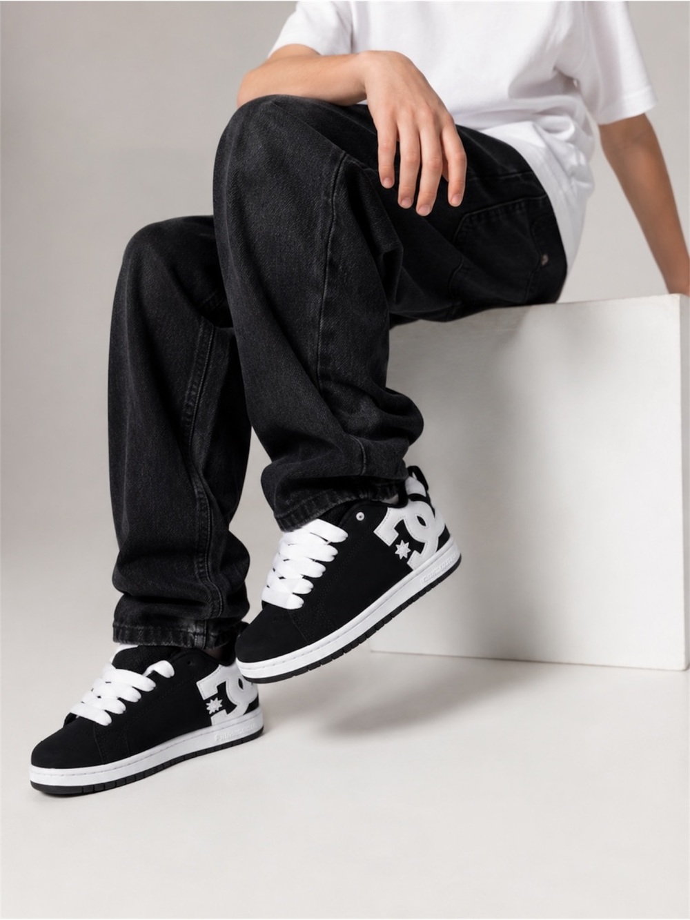 DC Court Graffik Youth Sneakers Black White Skate Shoes Size 3